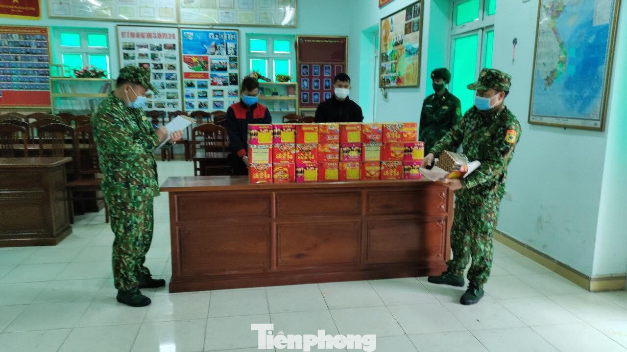 Lực lượng Biên phòng Lạng Sơn kiểm đếm số pháo vừa ngăn chặn tại biên giới -Ảnh: Vi Toàn