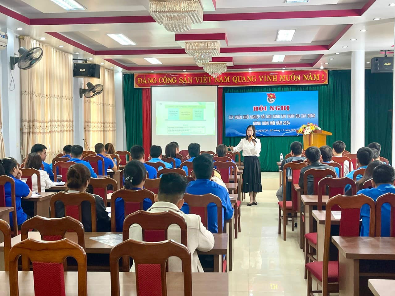 Các chuyên gia, giảng viên truyền đạt kiến thức tại hội nghị tập huấn.