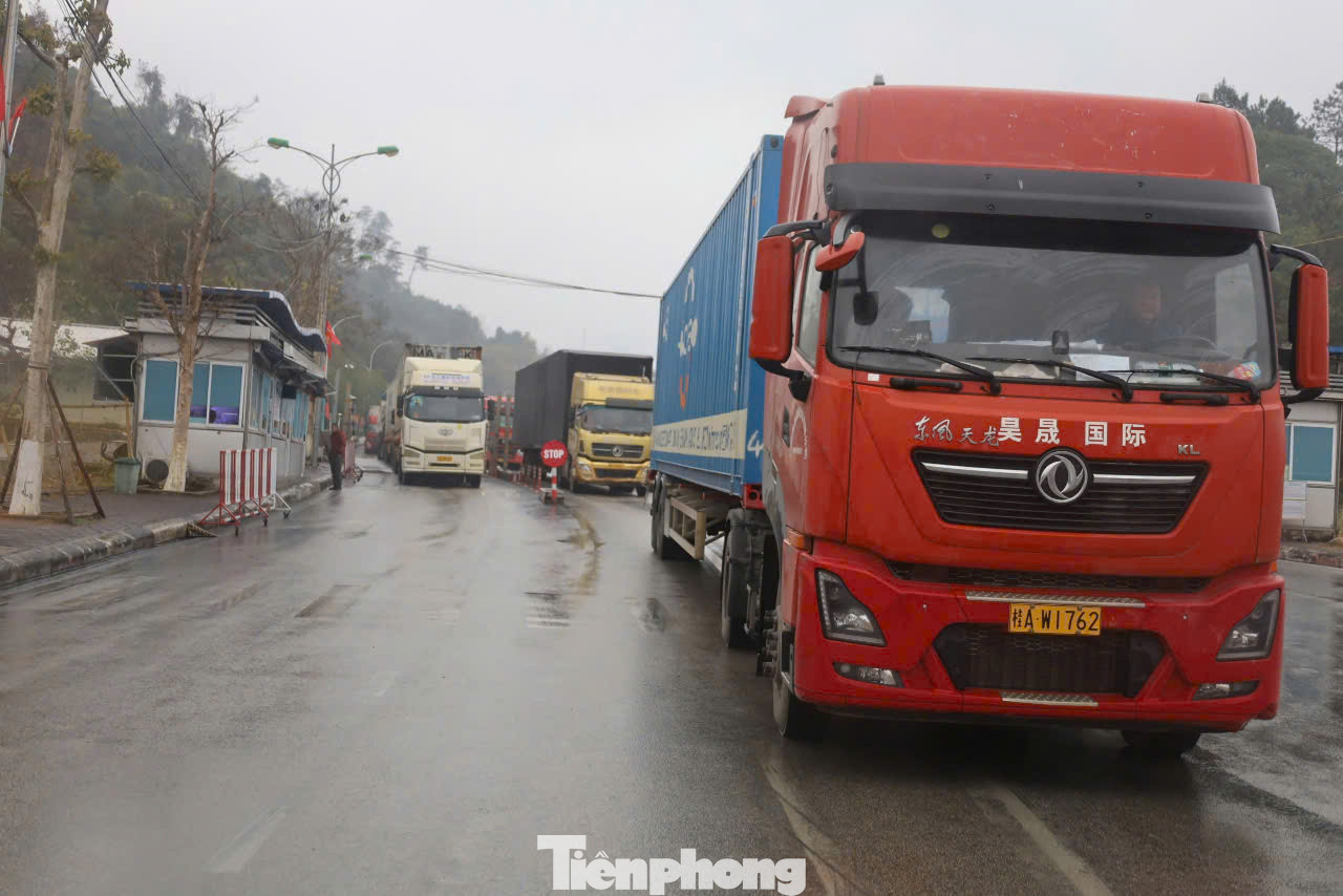 Xe Trung Quốc chở hàng qua cửa khẩu quốc tế Hữu Nghị rất đông (ảnh: Duy Chiến).