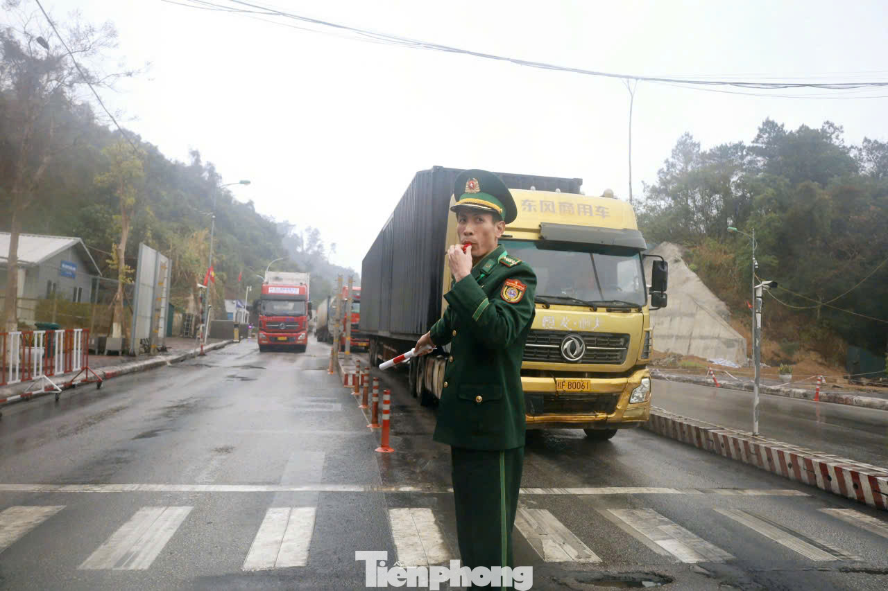 Thượng úy Nguyễn Đình Lộc - cán bộ Trạm Kiểm soát biên phòng cửa khẩu quốc tế Hữu Nghị - cho biết, với quyết tâm vượt qua thời tiết khắc nghiệt miền biên ải, anh cùng đồng đội làm thêm giờ, thêm ca để tạo điều kiện cho hàng hóa thông thương qua biên giới thuận tiện (ảnh: Duy Chiến).