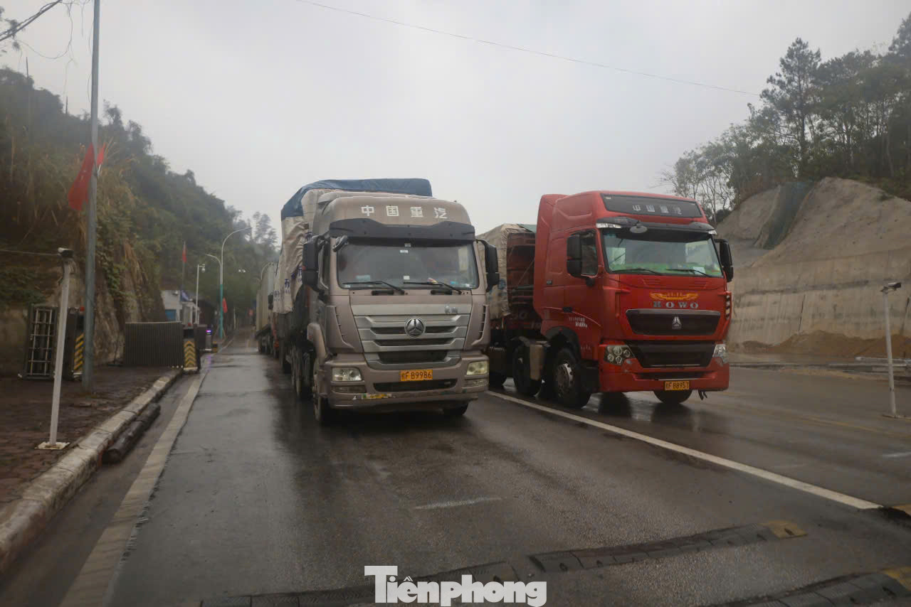 Theo ghi nhận của phóng viên Tiền Phong, kể từ khi cửa khẩu quốc tế Hữu Nghị (huyện Cao Lộc, Lạng Sơn) và đường chuyên dụng xuất nhập khẩu Tân Thanh (huyện Văn Lãng) thực hiện thông quan hàng hóa xuất nhập khẩu cho các xe đã đăng ký trước sau kỳ nghỉ Tết Nguyên đán; từ ngày 1/2-4/2 đã có nhiều xe "mở hàng đầu năm" (ảnh: Duy Chiến).