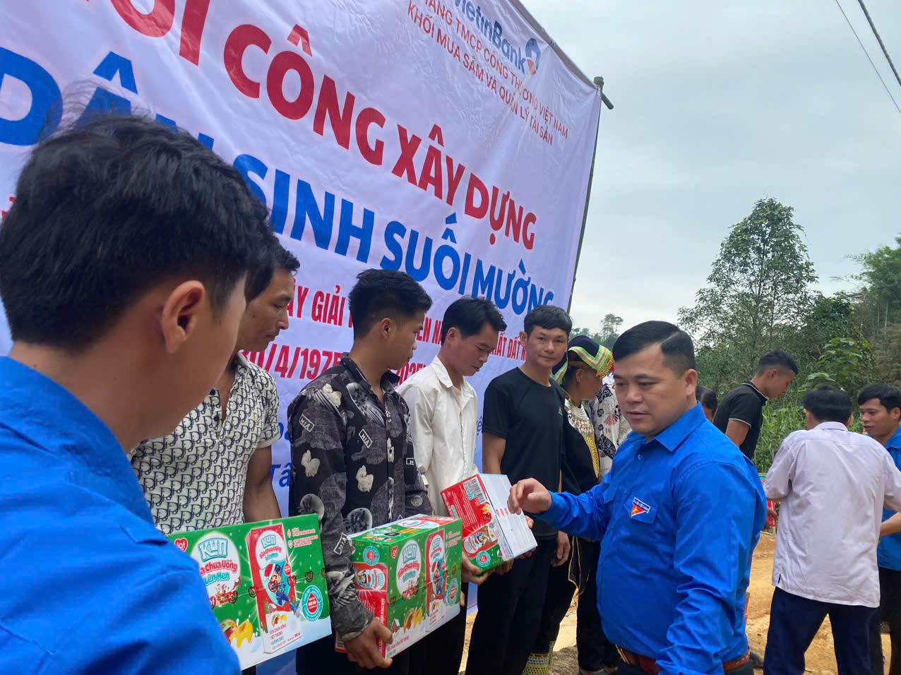 Anh Lăng Văn Chí - Phó Bí thư Thường trực Tỉnh Đoàn Lạng Sơn trao quà cho hộ nghèo.