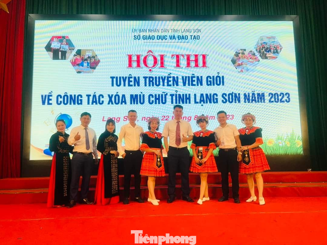 Trong số các thầy cô đang thực hiện việc xóa mù chữ trên địa bàn là người dân tộc thiểu số xứ Lạng.