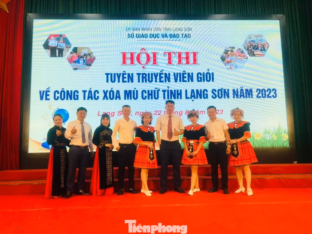 Trong số các thầy cô đang thực hiện việc xóa mù chữ trên địa bàn là người dân tộc thiểu số xứ Lạng.