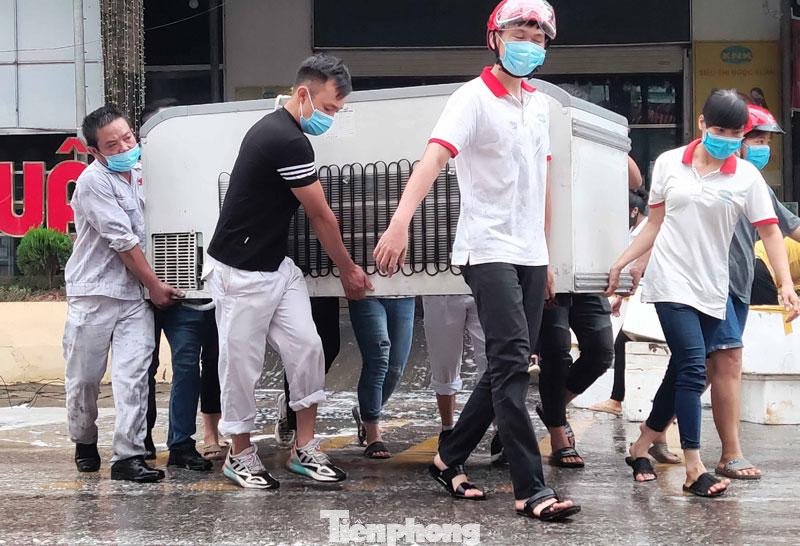 Khi xảy ra cháy, nhân viên siêu thị và người dân sơ tán tài sản ra khỏi siêu thị. - Ảnh: TL Khi xảy ra cháy, nhân viên siêu thị và người dân sơ tán tài sản ra khỏi siêu thị. - Ảnh: TL