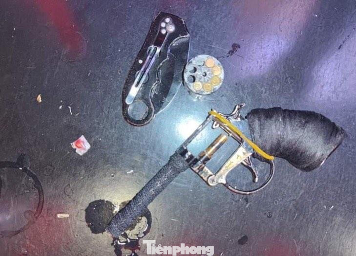 Vũ khí nóng mà một trong 5 đối tượng mang theo người -Ảnh: T. Tâm