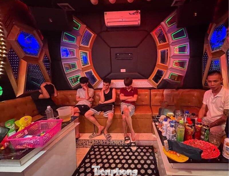 Hiện trường 5 thanh niên sử dụng ma túy trong quán hát karaoke -Ảnh: T. Tâm