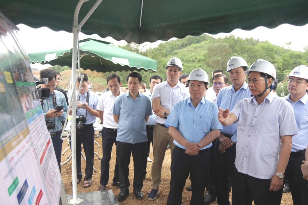 Đoàn công tác kiểm tra thực địa tuyến cao tốc Đồng Đăng- Trà Lĩnh. Đoàn công tác kiểm tra thực địa tuyến cao tốc Đồng Đăng- Trà Lĩnh.