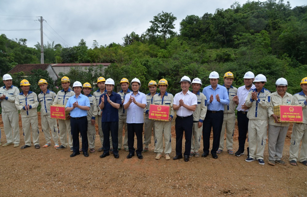 Đoàn công tác thăm, tặng quà cho công nhân, người lao động đang thi công tuyến đường cao tốc Đồng Đăng - Trà Lĩnh. Đoàn công tác thăm, tặng quà cho công nhân, người lao động đang thi công tuyến đường cao tốc Đồng Đăng - Trà Lĩnh.