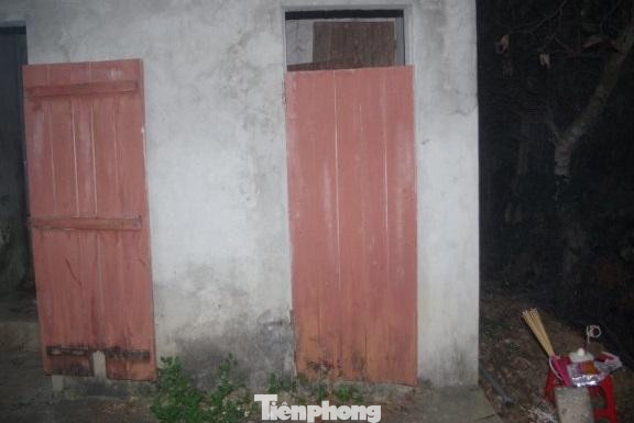 Thi thể người phụ nữ được tìm thấy trong phòng tắm bỏ hoang -Ảnh: TL