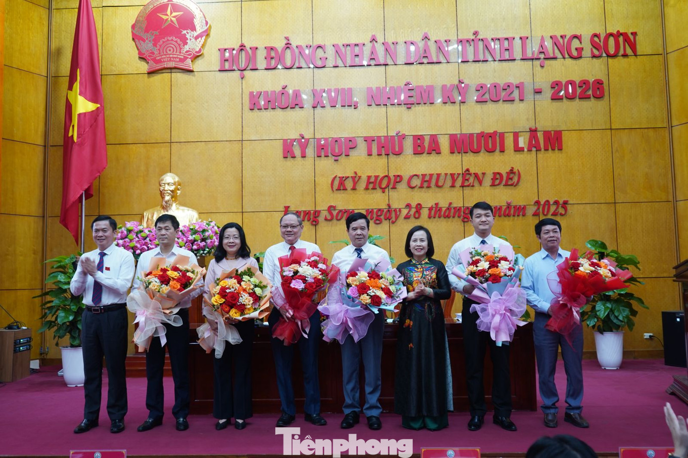 Lãnh đạo HĐND tỉnh Lạng Sơn tặng hoa cho 6 ông, bà được miễn nhiệm Ủy viên UBND tỉnh Lạng Sơn. Lãnh đạo HĐND tỉnh Lạng Sơn tặng hoa cho 6 ông, bà được miễn nhiệm Ủy viên UBND tỉnh Lạng Sơn.