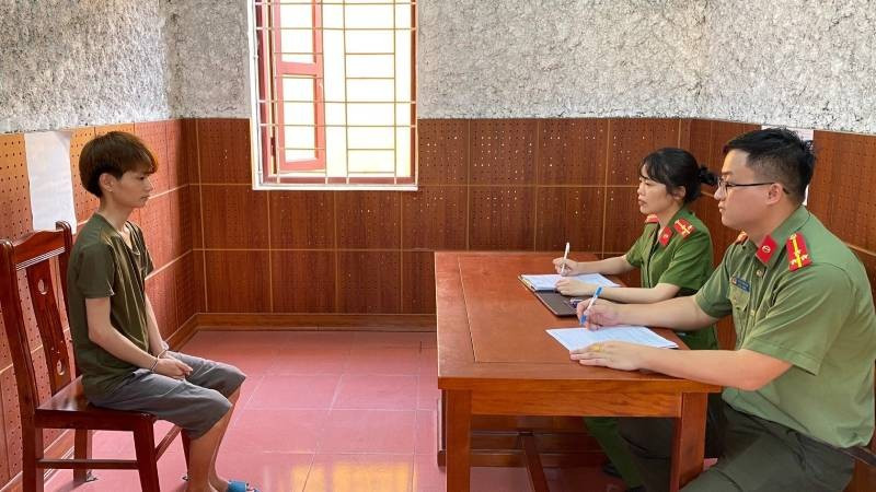 Cơ quan điều tra tiến hành lấy lời khai của Trần Văn Dự. Ảnh: TL