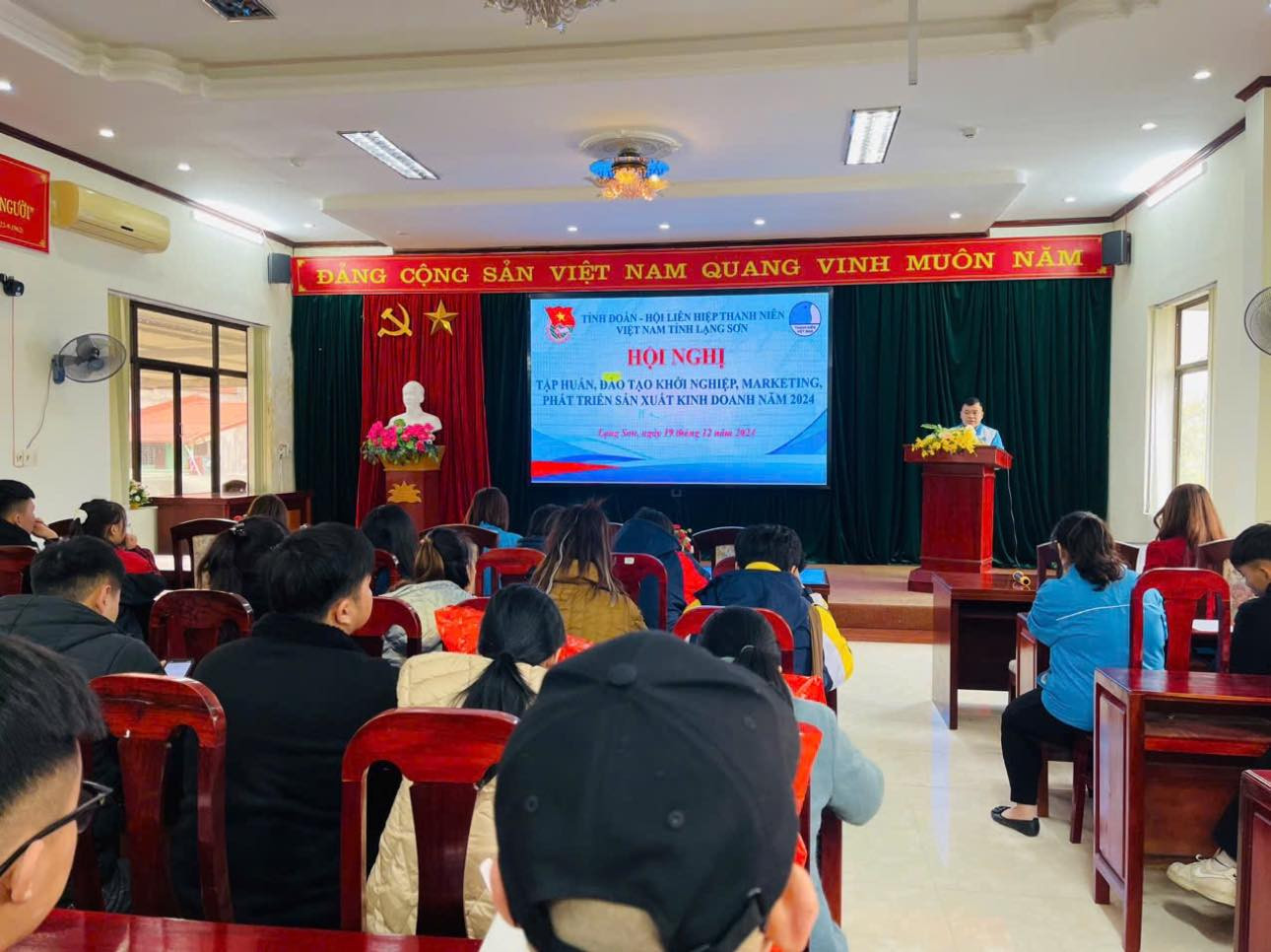 Anh Lăng Văn Chí - Phó Bí thư Thường trực Tỉnh Đoàn Lạng Sơn phát biểu khai mạc lớp tập huấn.