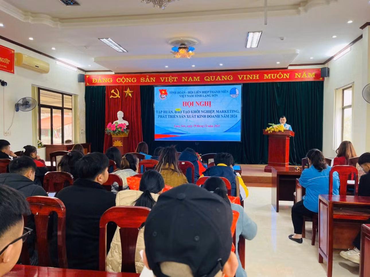 Anh Lăng Văn Chí - Phó Bí thư Thường trực Tỉnh Đoàn Lạng Sơn phát biểu khai mạc lớp tập huấn.