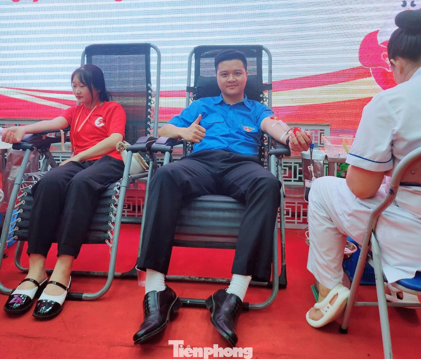 Anh Nguyễn Trọng Khánh, Bí thư Huyện đoàn Cao Lộc (giữa) tham gia hiến máu. Ảnh: Duy Chiến Đông đảo đoàn viên Lạng Sơn tham gia hiến máu tình nguyện. Anh Nguyễn Trọng Khánh, Bí thư Huyện đoàn Cao Lộc (giữa) tham gia hiến máu. Ảnh: Duy Chiến Đông đảo đoàn viên Lạng Sơn tham gia hiến máu tình nguyện.