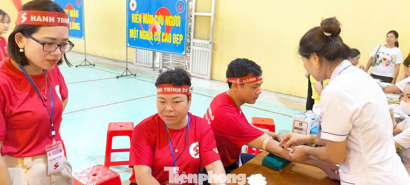 Lãnh đạo huyện Cao Lộc, ban ngành ở địa phương đi đầu trong công tác vận động và hiến máu. Ảnh: Duy Chiến Lãnh đạo huyện Cao Lộc, ban ngành ở địa phương đi đầu trong công tác vận động và hiến máu. Ảnh: Duy Chiến