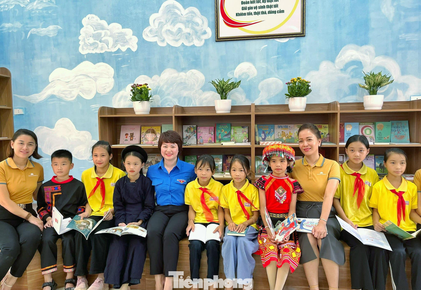 Chị Lê Thùy Dung - Phó Bí thư Tỉnh Đoàn - Chủ tịch Hội đồng Đội tỉnh Lạng Sơn (giữa) chung vui cùng các em học sinh Tràng Định, Lạng Sơn. Ảnh: Duy Chiến