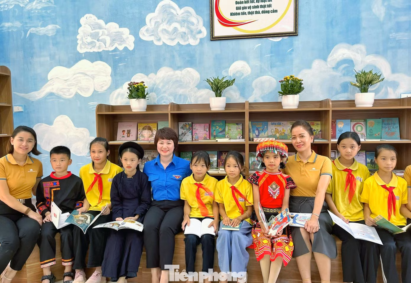 Chị Lê Thùy Dung - Phó Bí thư Tỉnh Đoàn - Chủ tịch Hội đồng Đội tỉnh Lạng Sơn (giữa) chung vui cùng các em học sinh Tràng Định, Lạng Sơn. Ảnh: Duy Chiến