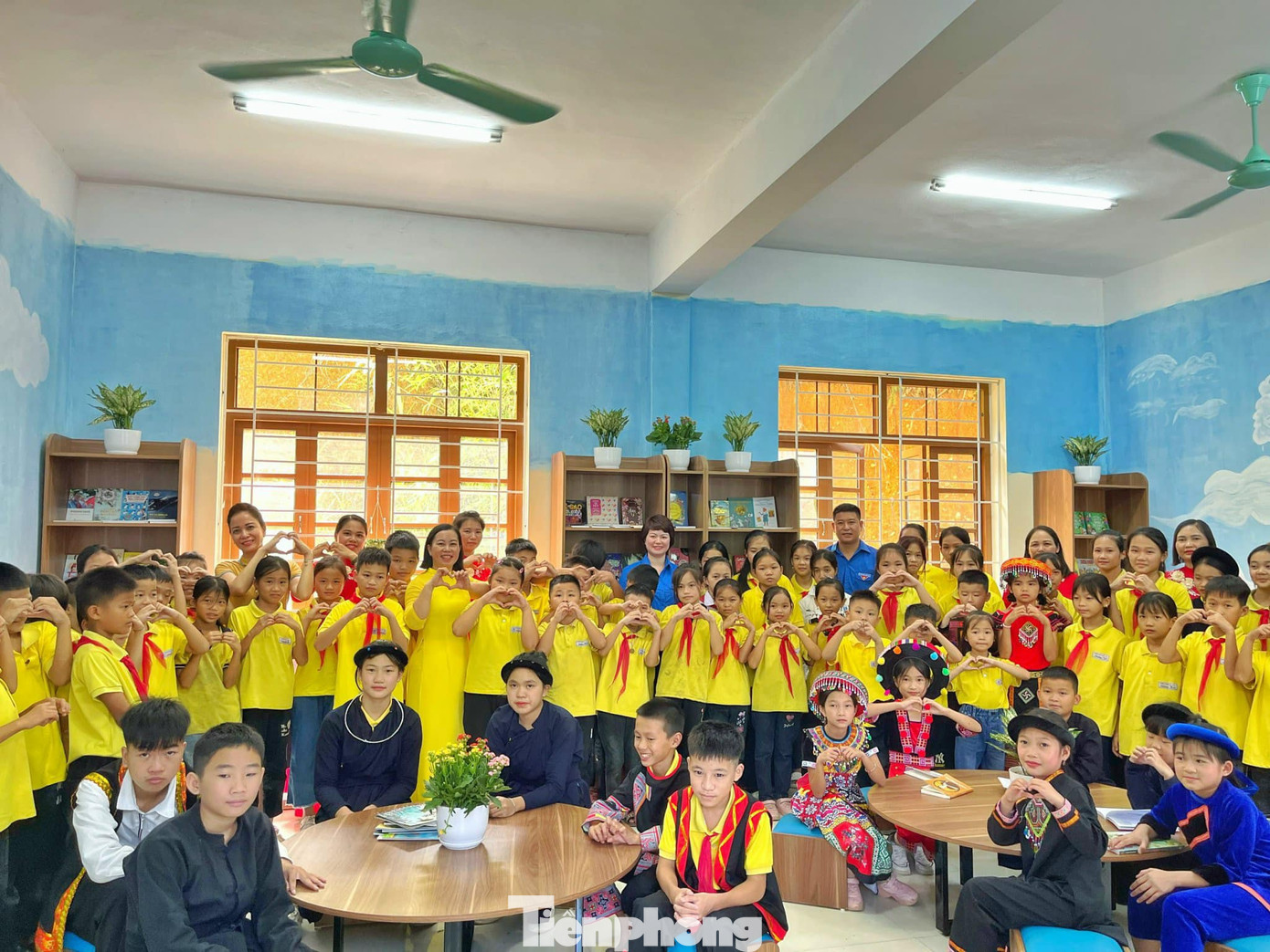 Hân hoan mừng phòng đọc sách và năm học mới 2023-2024. Ảnh: Duy Chiến