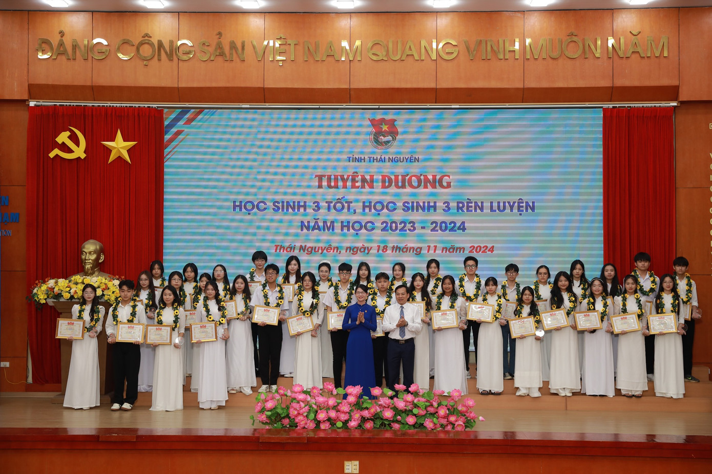 Các học sinh, sinh viên Thái Nguyên được tuyên dương, khen thưởng.