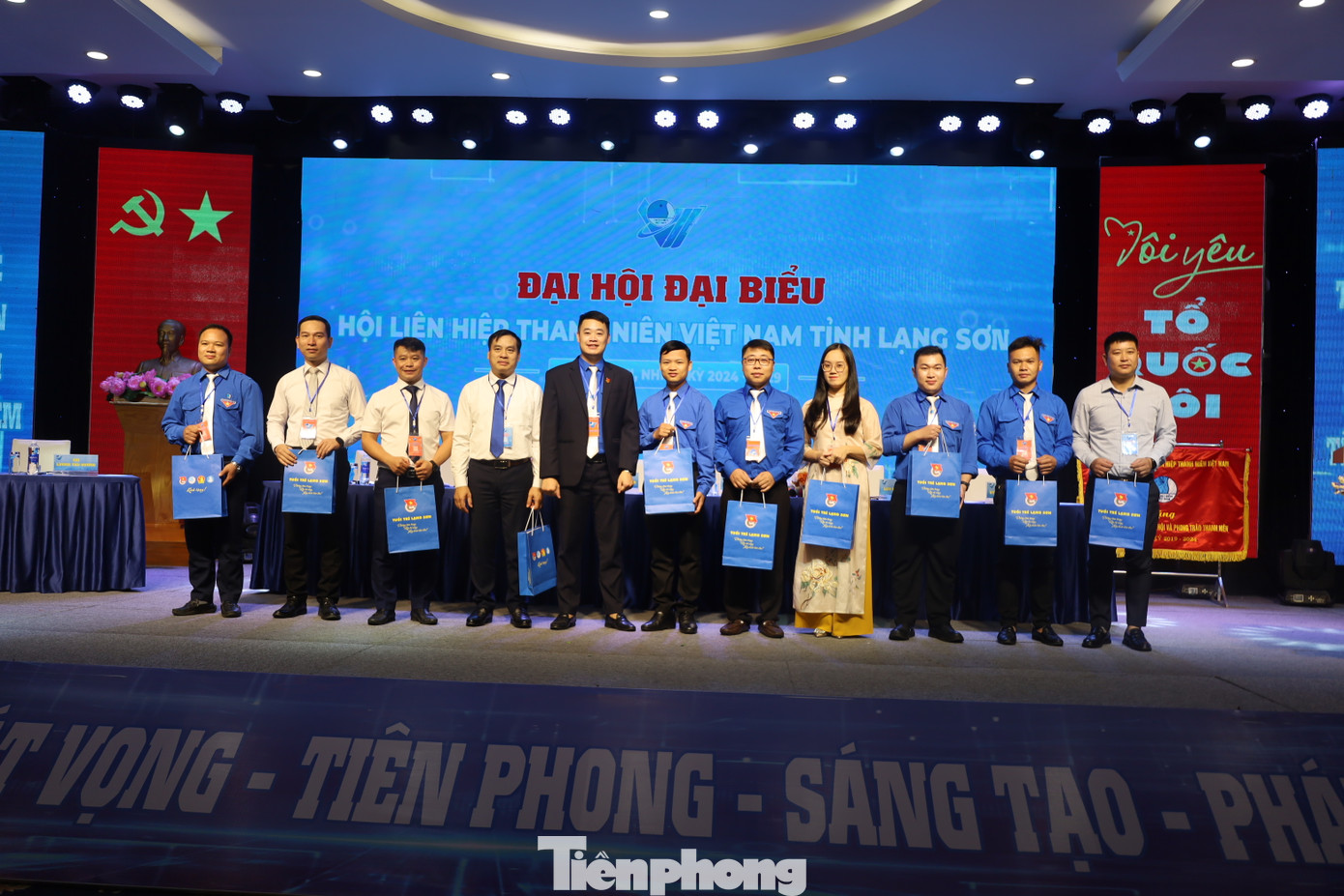 Tặng quà các anh chị không tham gia Ủy ban Hội LHTN Việt Nam tỉnh Lạng Sơn khóa mới.