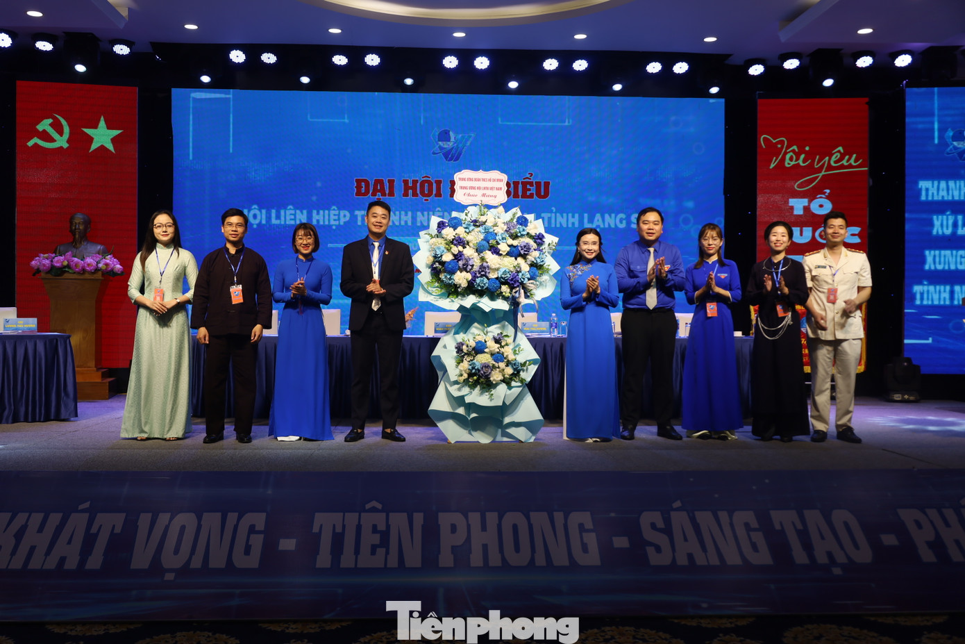 Trung ương Hội LHTN Việt Nam và Trung ương Đoàn tặng hoa chúc mừng,