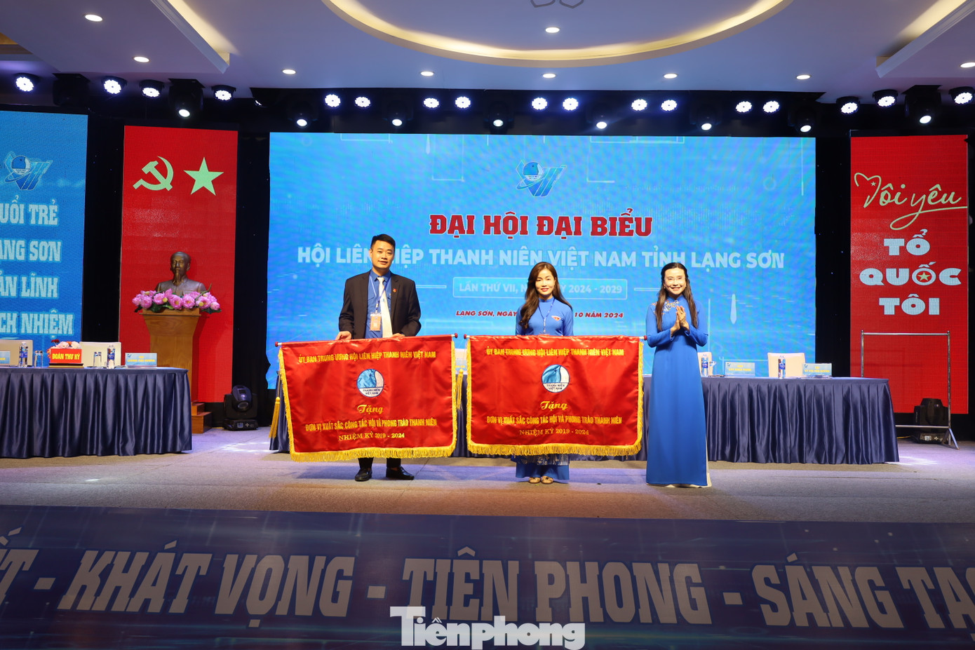 Trao cờ thi đua cho 2 đơn vị xuất sắc của tỉnh Lạng Sơn.