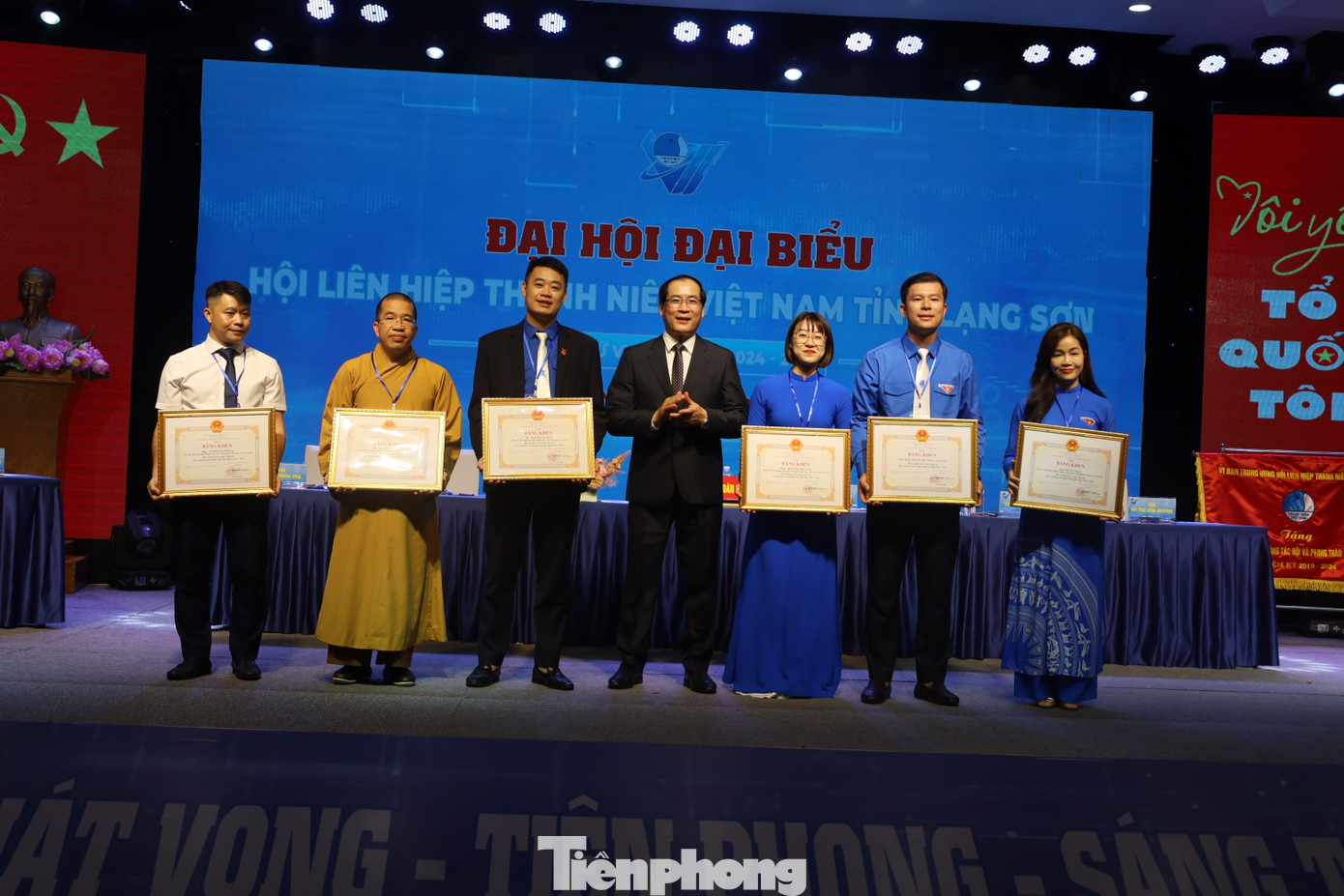 Tỉnh Lạng Sơn tặng Bằng khen cho các tập thể, cá nhân xuất sắc.