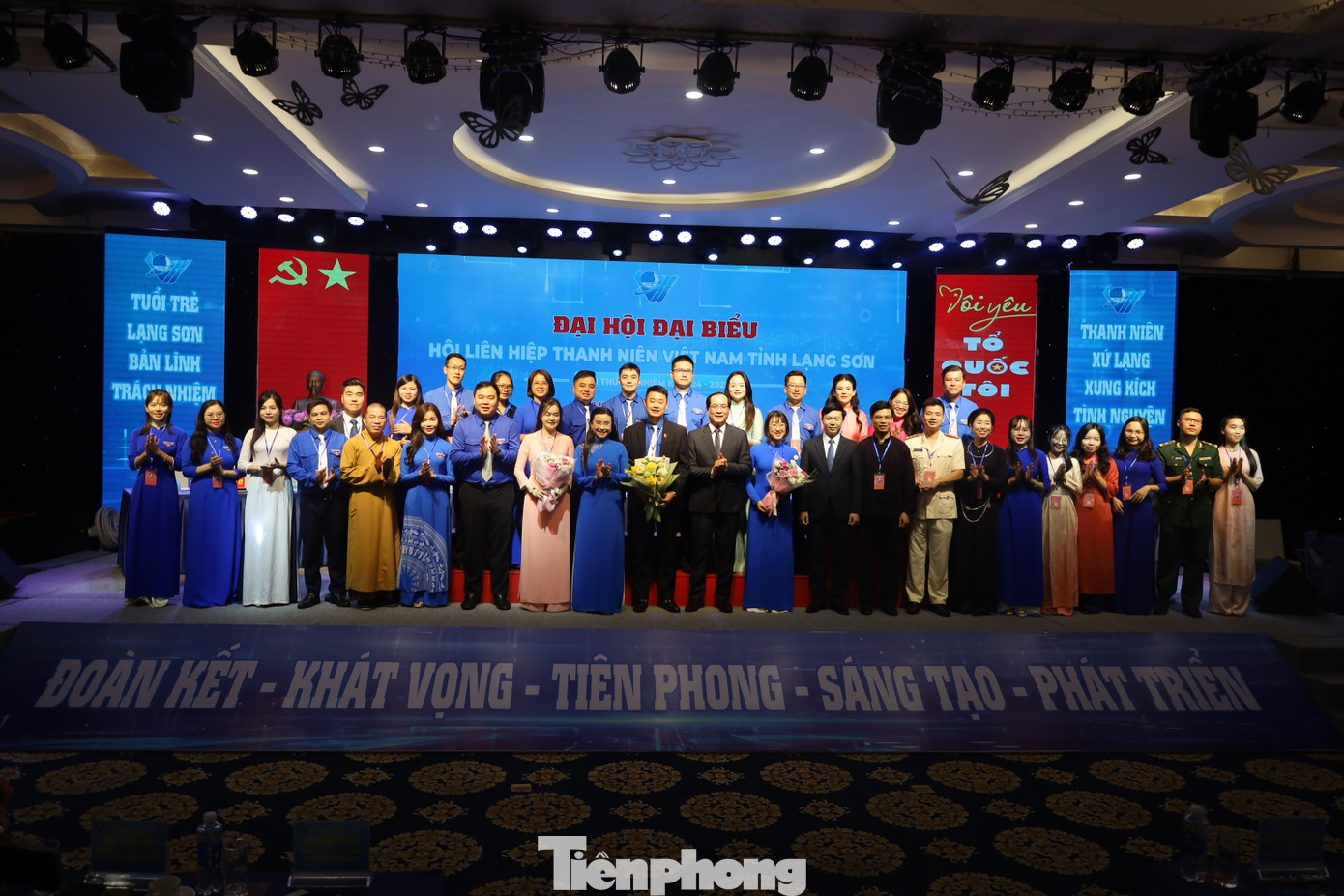 Ủy ban Hội LHTN Việt Nam tỉnh Lạng Sơn ra mắt và nhận hoa chúc mừng,