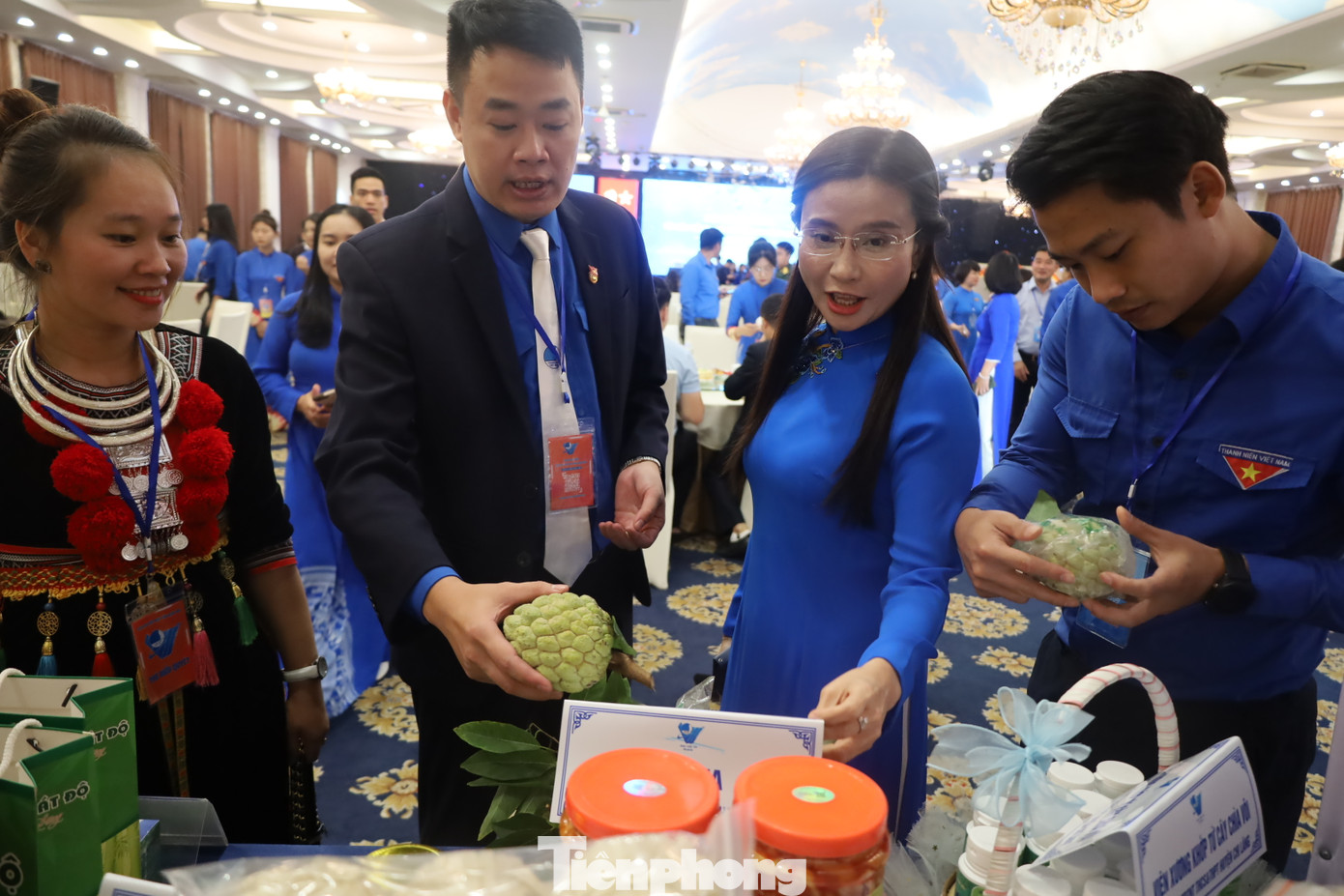 Chị Nguyễn Phạm Duy Trang thăm gian hàng khởi nghiệp của thanh niên Lạng Sơn.