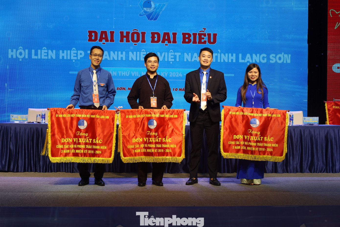 Hội LHTN Việt Nam tỉnh Lạng Sơn trao cờ và Bằng khen cho các tập thể, cá nhân xuất sắc