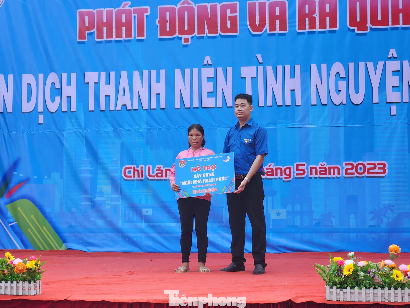 Anh Đoàn Thành Công, Phó Bí thư Tỉnh Đoàn trao biển tượng trưng hỗ trợ xây dựng nhà hạnh phúc cho hộ nghèo ở xã Vân An. Ảnh: Duy Chiến Anh Đoàn Thành Công, Phó Bí thư Tỉnh Đoàn trao biển tượng trưng hỗ trợ xây dựng nhà hạnh phúc cho hộ nghèo ở xã Vân An. Ảnh: Duy Chiến