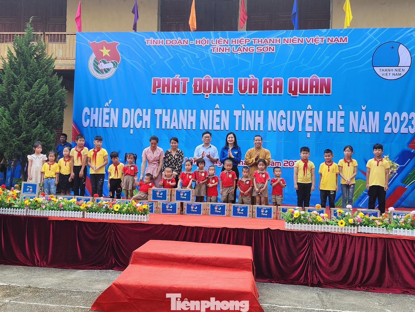 Trao quà cho học sinh có hoàn cảnh khó khăn. Ảnh: Duy Chiến Trao quà cho học sinh có hoàn cảnh khó khăn. Ảnh: Duy Chiến