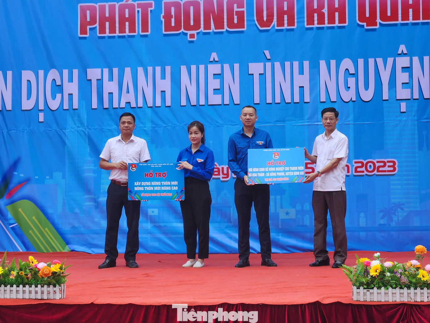 Các tổ chức Đoàn ở địa phương nhận biển hỗ trợ sinh kế, khởi nghiệp, xây dựng nông thôn mới.... Ảnh: Duy Chiến Trao quà cho học sinh có hoàn cảnh khó khăn. Ảnh: Duy Chiến Các tổ chức Đoàn ở địa phương nhận biển hỗ trợ sinh kế, khởi nghiệp, xây dựng nông thôn mới.... Ảnh: Duy Chiến Trao quà cho học sinh có hoàn cảnh khó khăn. Ảnh: Duy Chiến