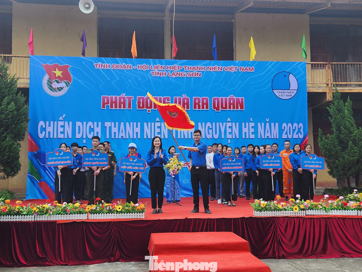 Chị Đinh Thị Anh Thư, Bí thư Tỉnh Đoàn trao cờ lệnh cho tuổi trẻ địa phương ra quân thực hiện chiến dịch hè. Ảnh: Duy Chiến Chị Đinh Thị Anh Thư, Bí thư Tỉnh Đoàn trao cờ lệnh cho tuổi trẻ địa phương ra quân thực hiện chiến dịch hè. Ảnh: Duy Chiến