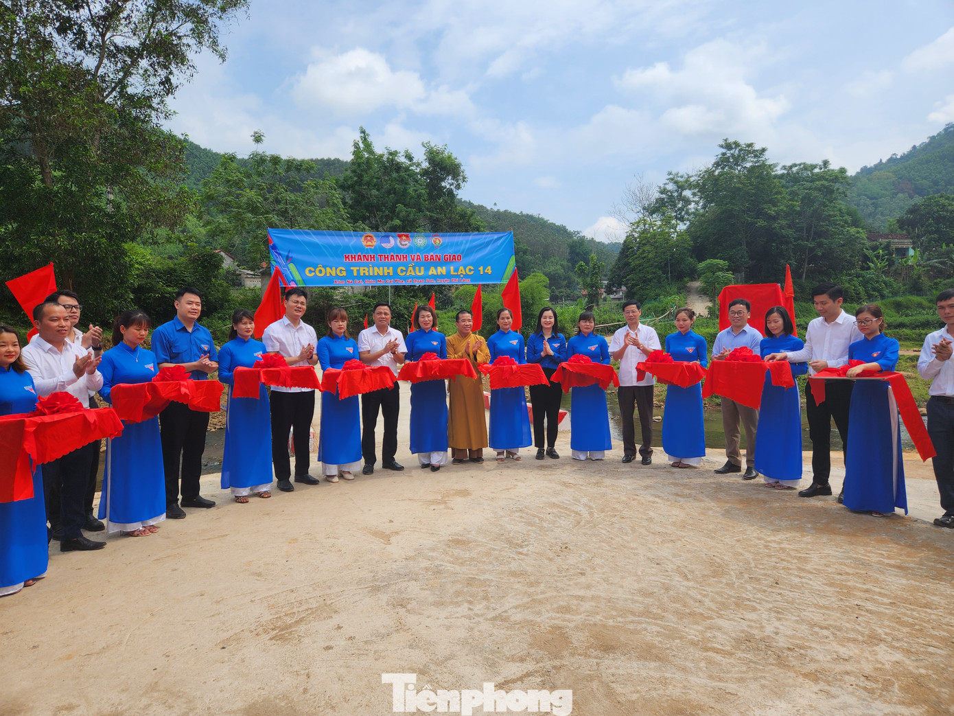 Cây cầu An Lạc với kinh phí khoảng 600 triệu đồng được hoàn thành với sự hân hoan của cán bộ, người dân địa phương. Ảnh: Duy Chiến Cây cầu An Lạc với kinh phí khoảng 600 triệu đồng được hoàn thành với sự hân hoan của cán bộ, người dân địa phương. Ảnh: Duy Chiến