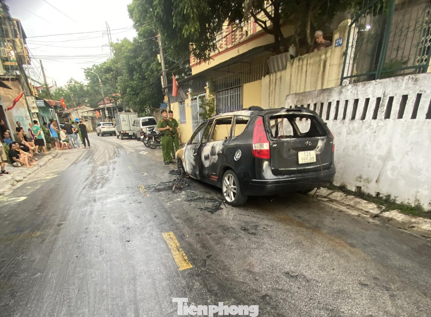 Trong xe, chủ phương tiện còn để một số tiền và giấy tờ cũng đã bị thiêu rụi. Ảnh: Duy Chiến Trong xe, chủ phương tiện còn để một số tiền và giấy tờ cũng đã bị thiêu rụi. Ảnh: Duy Chiến