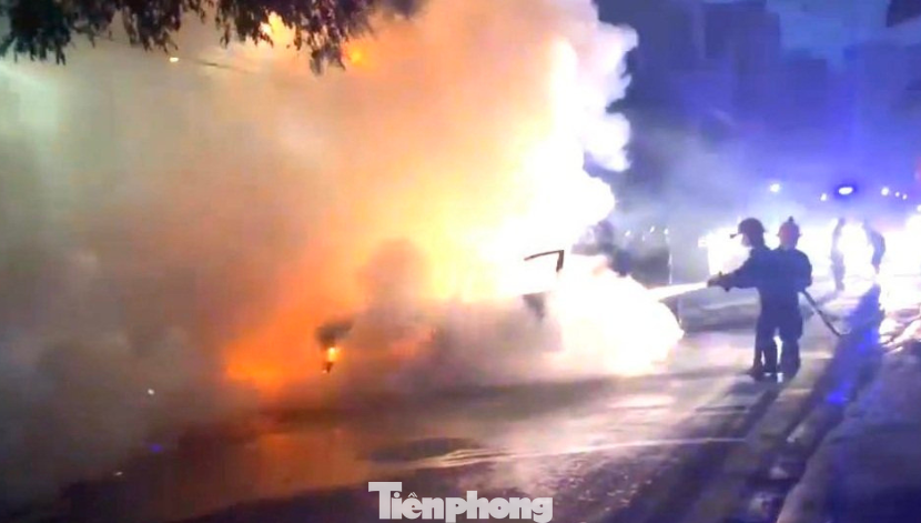 Lực lượng chức năng dùng mọi biện pháp để chữa cháy chiếc xe ô tô. Lực lượng chức năng dùng mọi biện pháp để chữa cháy chiếc xe ô tô.