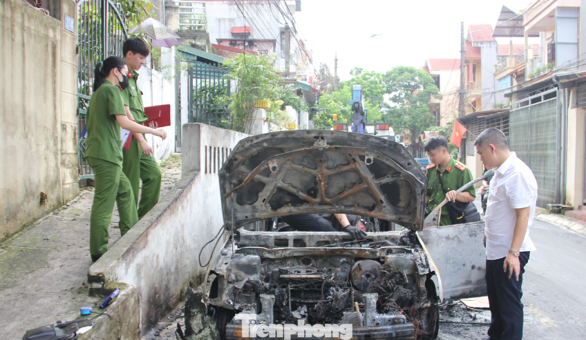 Lực lượng Công an thành phố Lạng Sơn vào cuộc điều tra nguyên nhân vụ cháy. Lực lượng Công an thành phố Lạng Sơn vào cuộc điều tra nguyên nhân vụ cháy.