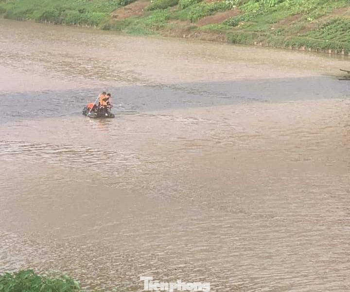 Lực lượng chức năng tổ chức tìm kiếm nạn nhân nhảy cầu. Ảnh: Duy Chiến