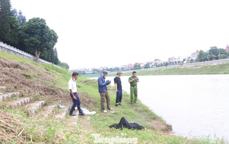 Sau hơn 4 giờ đồng hồ đã tìm thấy thi thể người nhảy cầu. Ảnh: Duy Chiến