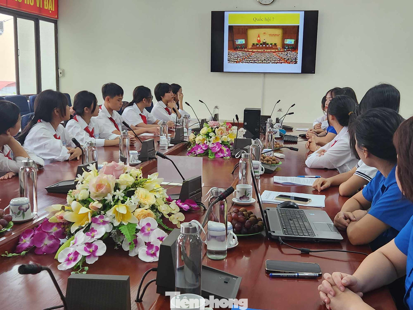 Các em được cung cấp thông tin về hoạt động của Quốc hội. Ảnh: Duy Chiến