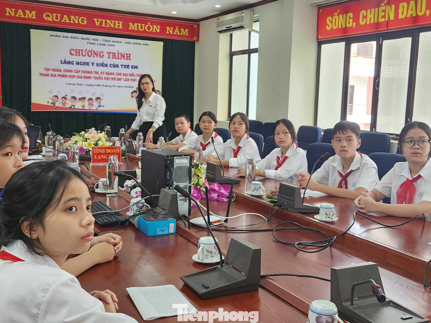 Bà Chu Thị Hồng Thái - Đại biểu Quốc hội tỉnh Lạng Sơn giới thiệu, tập huấn cung cấp thông tin cho các em. Ảnh: Duy Chiến