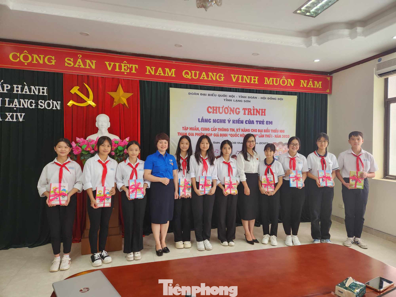 Tặng quà cho các em Đội viên tiêu biểu của tỉnh Lạng Sơn. Ảnh: Duy Chiến