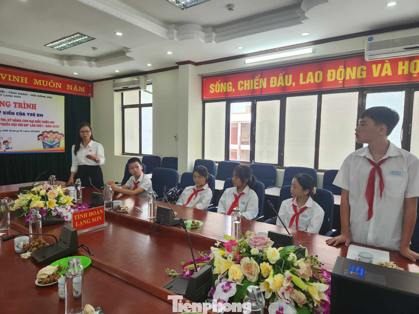 Các em đặt nhiều câu hỏi, tìm hiểu về hoạt động của Quốc hội.