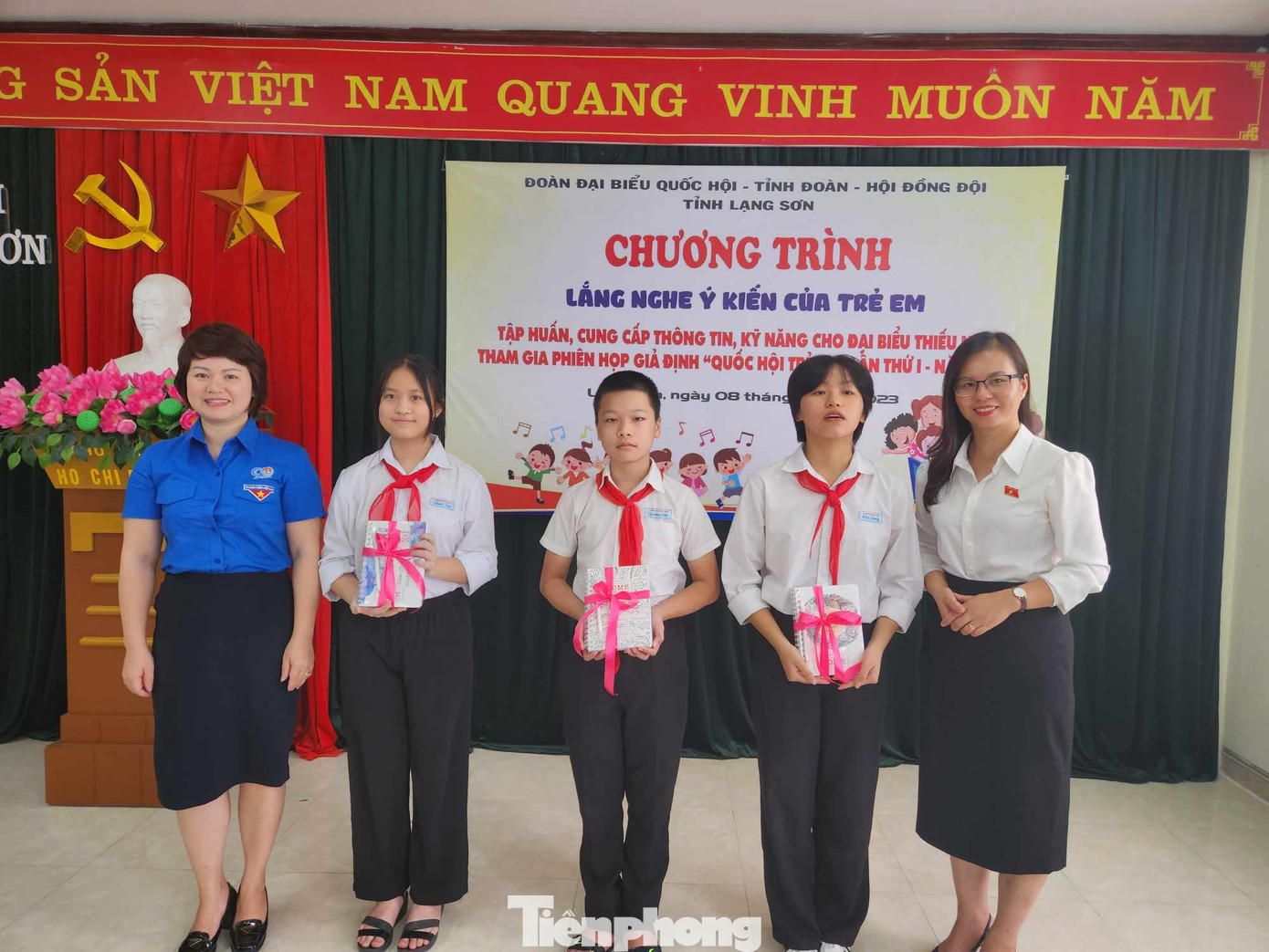 Tỉnh Đoàn - Hội đồng Đội tỉnh và đại diện Đoàn đại biểu Quốc hội tỉnh Lạng Sơn tặng quà cho đại diện các em tham dự Phiên tòa giả định "Quốc hội trẻ em" sẽ được tổ chức tại Hà Nội vào ngày 9/9. Ảnh: Duy Chiến