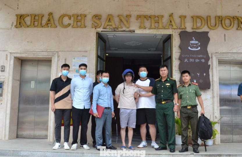 Đối tượng Vương Bình Bình (giữa) bị bắt giữ tại khách sạn Thái Dương.