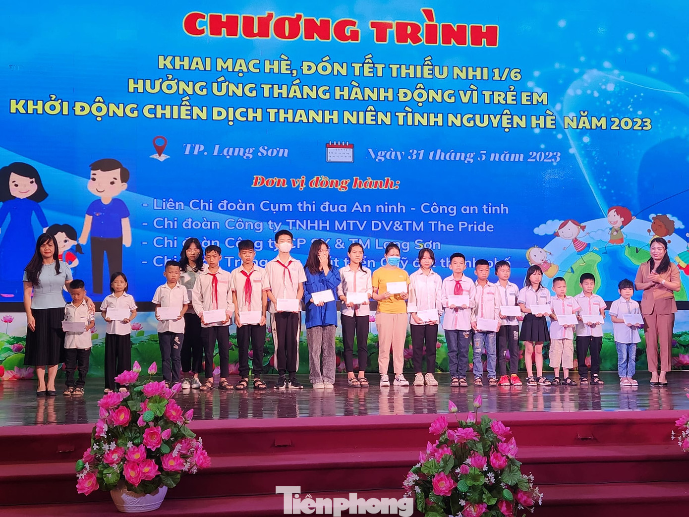 Lãnh đạo UBND thành phố lạng Sơn, ban ngành địa phương tặng nhiều phần quà cho học sinh có hoàn cảnh khó khăn. Ảnh: Duy Chiến Lãnh đạo UBND thành phố lạng Sơn, ban ngành địa phương tặng nhiều phần quà cho học sinh có hoàn cảnh khó khăn. Ảnh: Duy Chiến