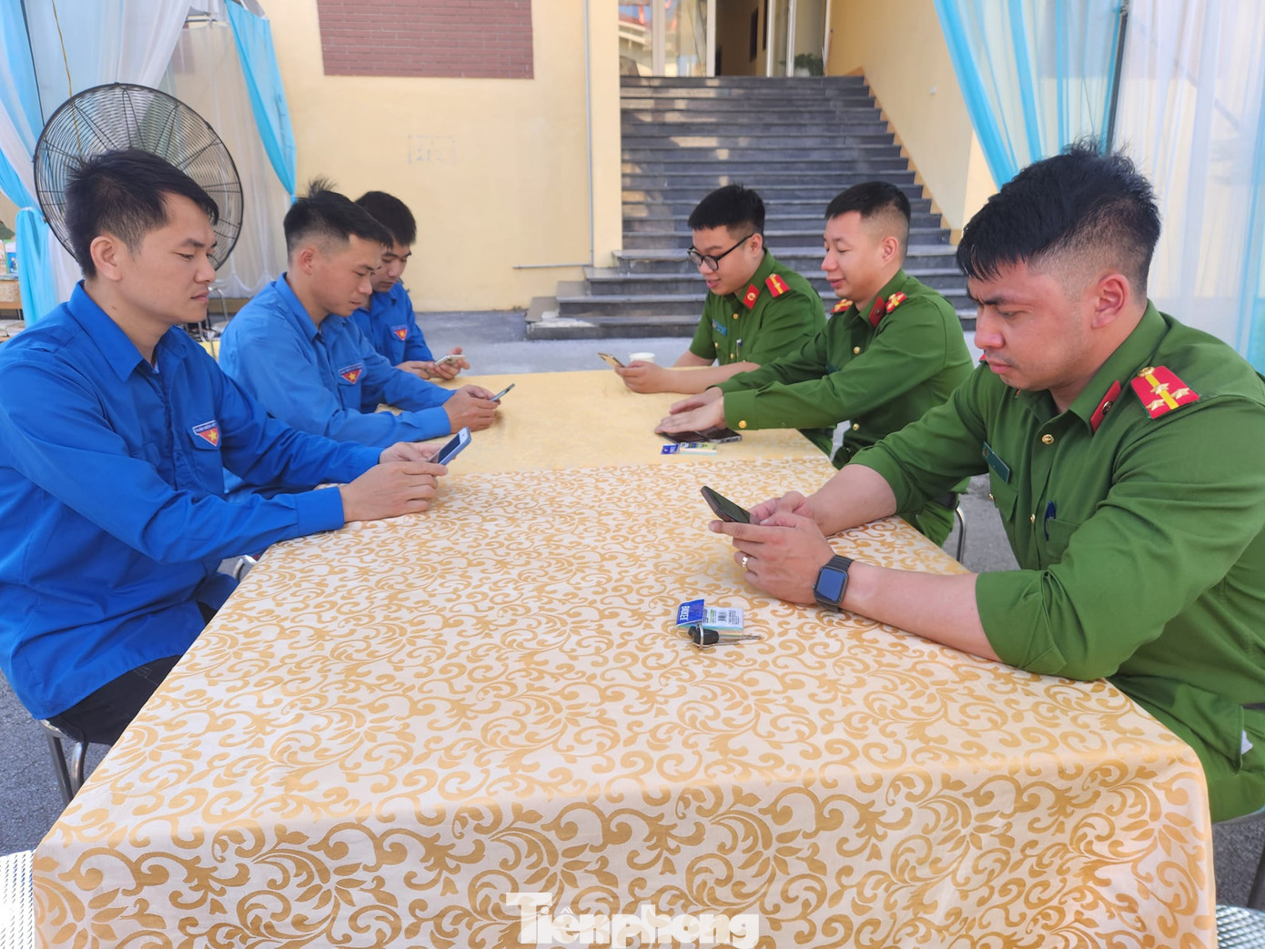 Tuổi trẻ Công an thành phố Lạng Sơn tư vấn, cài đặt ứng dụng định danh điện tử cho thanh niên và nhân dân. Ảnh: Duy Chiến Tuổi trẻ Công an thành phố Lạng Sơn tư vấn, cài đặt ứng dụng định danh điện tử cho thanh niên và nhân dân. Ảnh: Duy Chiến