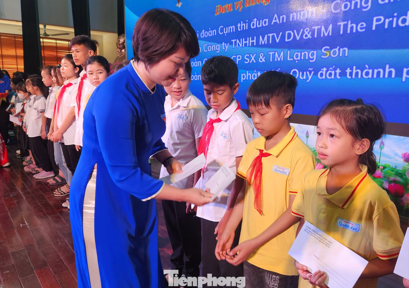 Chị Lê Thùy Dung, Phó Bí thư Tỉnh Đoàn, Chủ tịch Hội đồng Đội tỉnh Lạng Sơn trao quà cho thiếu nhi Lạng Sơn. Ảnh: Duy Chiến Chị Lê Thùy Dung, Phó Bí thư Tỉnh Đoàn, Chủ tịch Hội đồng Đội tỉnh Lạng Sơn trao quà cho thiếu nhi Lạng Sơn. Ảnh: Duy Chiến